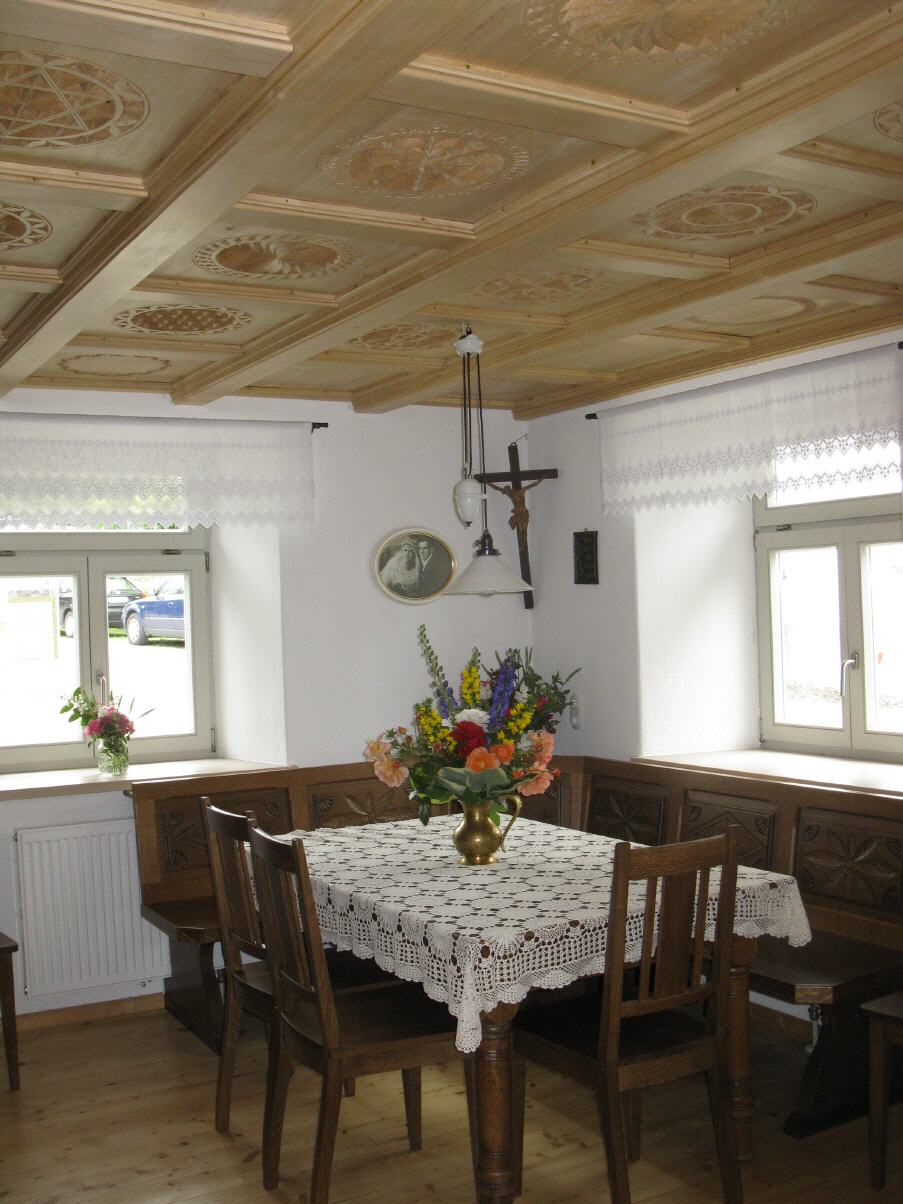 Geschnitzte Kassettendecke, Essecke und St&uuml;hle