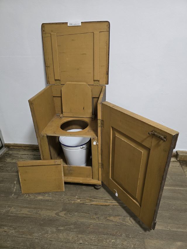 Toilettenschrank ge&ouml;ffnet