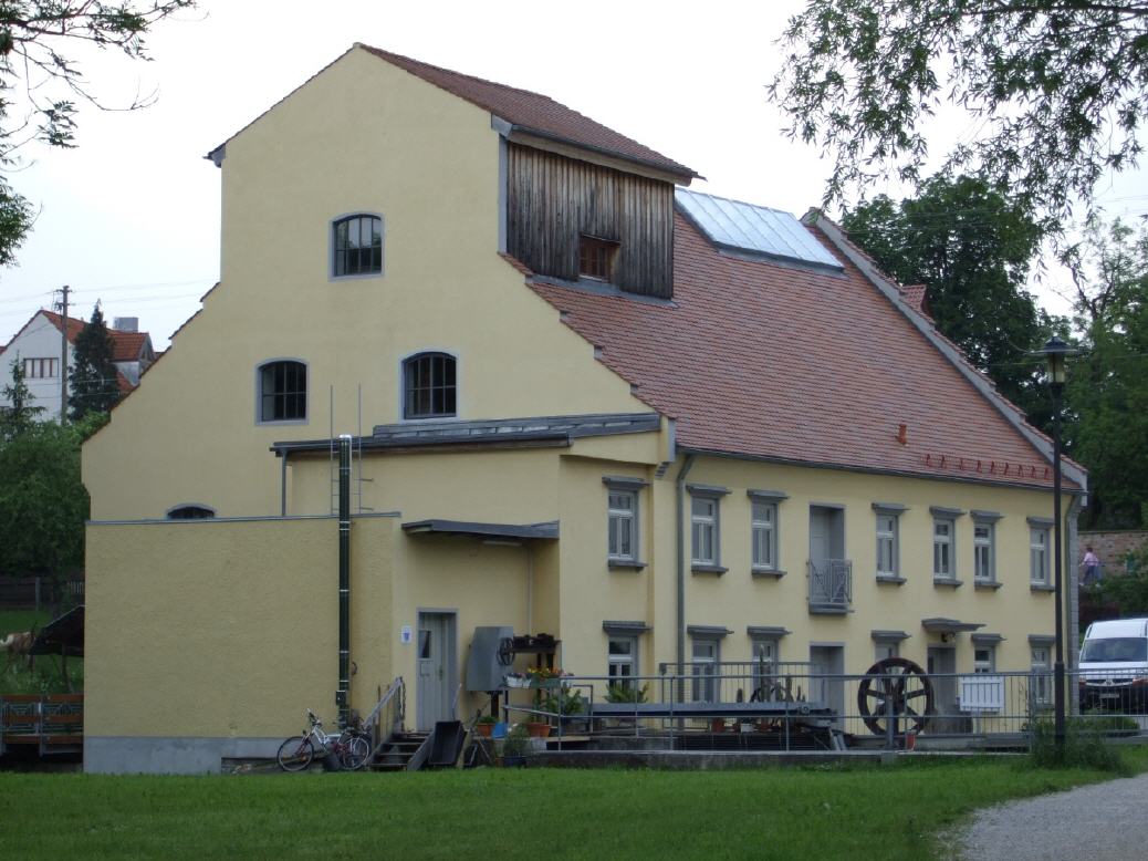 Mittlere M&uuml;hle mit Blick auf das Wasserkraftwerk